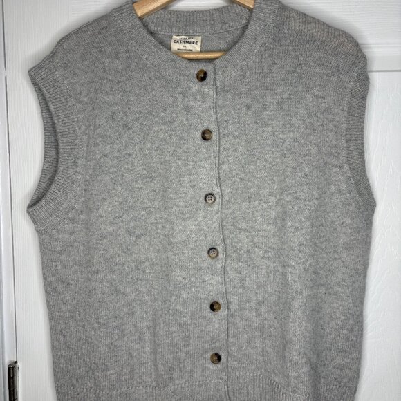 Cashmere sleeveless sweater in mist grey - Picture 1 of 7
